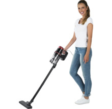 Frau benutzt Staubsauger