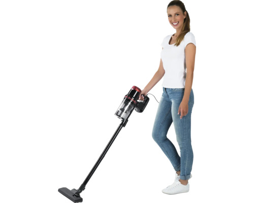 Frau benutzt Staubsauger