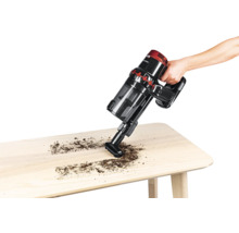 Akkusauger im Einsatz auf einem Tisch