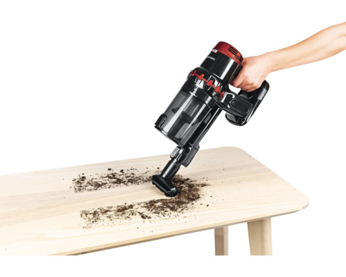 Akkusauger im Einsatz auf einem Tisch