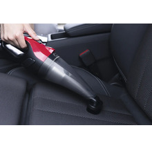 Handstaubsauger im Einsatz zur Reinigung eines Autositzes.