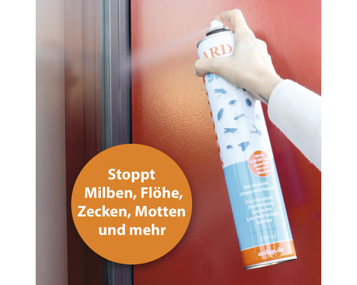 Eine Person sprüht Insektenspray von ARDAP gegen Ungeziefer wie Milben, Flöhe, Zecken und Motten