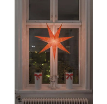 Dekoratives Fenster mit beleuchtetem Papierstern, Topfpflanzen und Kerzenständern