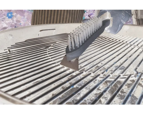 Grillbürste reinigt Grillrost