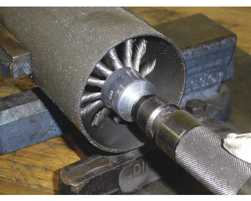 Rohrbürste mit Drahtborsten in Metallrohr