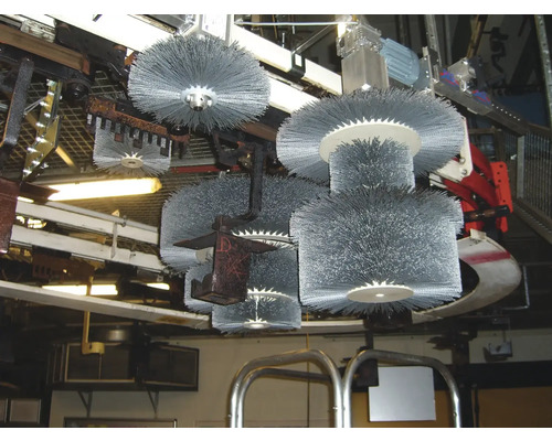 Industrielle Reinigungsbürsten an einer Reinigungsanlage