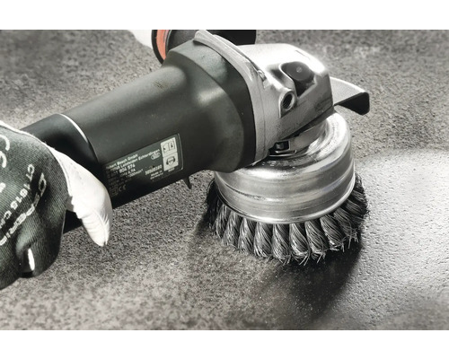 Drahtbürstenaufsatz an einer Schleifmaschine im Einsatz