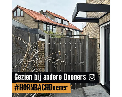 Eingangsbereich mit Holzzaun und Vordach