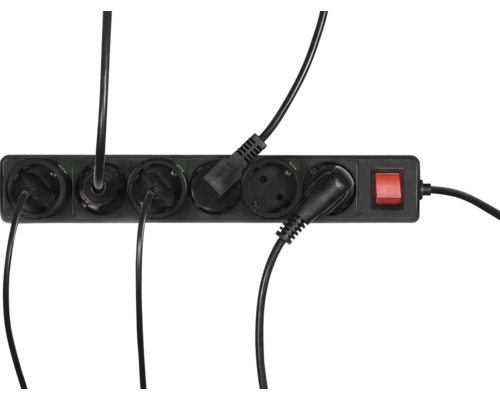 Mehrfachsteckdose mit mehreren eingesteckten Stromkabeln und rotem Schalter