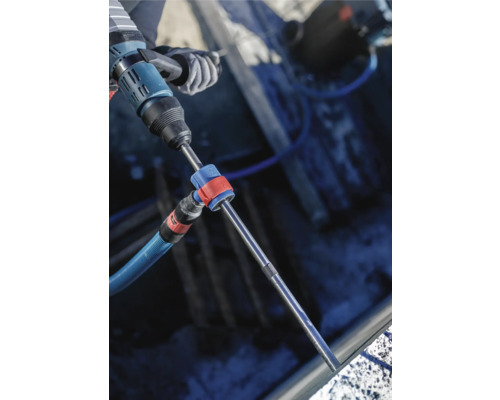 Bohrmaschine mit Staubabsaugung im Einsatz