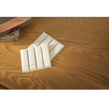 Zwei weiße Akustikplatten auf einem Holztisch