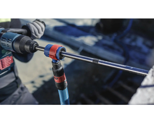 Bohrmaschine mit Staubabsaugung in Anwendung