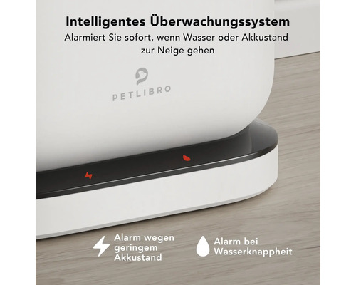 Petlibro Logo auf einem intelligenten Überwachungssystem mit Warnanzeigen für niedrigen Akkustand und Wassermangel
