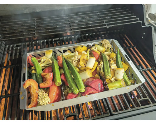 Gemüse in Grillschale auf Grillrost