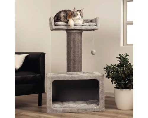 Katze auf einem Kratzbaum mit Liegeflächen und Spielzeug