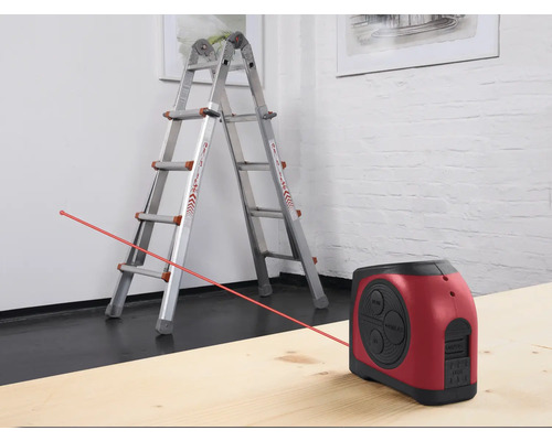 Mehrzweckleiter aus Aluminium und Linienlaser auf einer Holzoberfläche