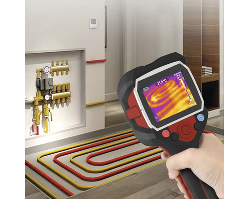 Hand mit Wärmebildkamera zur Temperaturmessung einer Fußbodenheizung