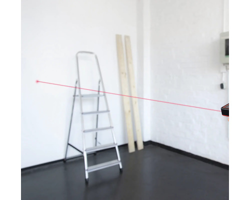 Raumbild mit Laserentfernungsmesser, Leiter und Holzlatten