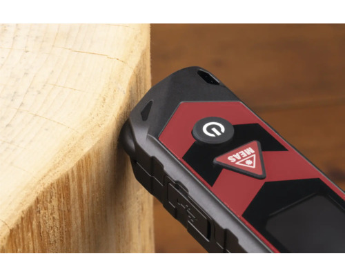 Feuchtigkeitsmesser an einem Holzstück