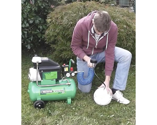 Mann pumpt Fußball mit einem Prebena VIGON 230 Kompressor auf