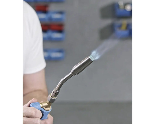 Hand die einen Lötbrenner mit Flamme hält.