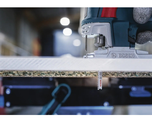 Bosch Stichsäge schneidet Werkstück