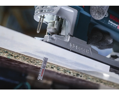 Nahaufnahme einer Stichsäge beim Schneiden eines Werkstücks mit einem Sägeblatt der Marke Bosch