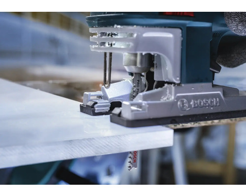 Nahaufnahme einer Stichsäge beim Schneiden eines Werkstücks.