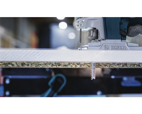 Bosch Stichsäge schneidet Werkstück