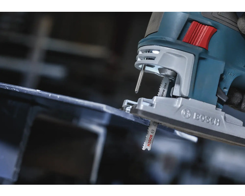 Nahaufnahme einer Stichsäge beim Schneiden von Metall mit einem Bosch Sägeblatt