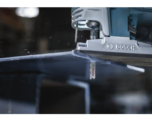 Bosch Stichsäge beim Schneiden eines Werkstücks, Nahaufnahme.