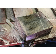 Ein Stück Holz mit einer Stichsäge und einer Bosch Säge