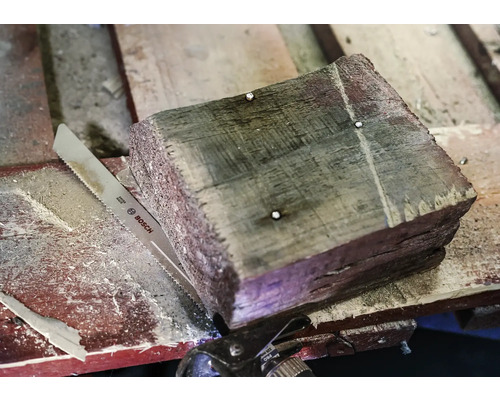 Ein Stück Holz mit einer Stichsäge und einer Bosch Säge