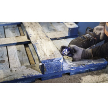 Holzpalette wird mit einer Säbelsäge bearbeitet