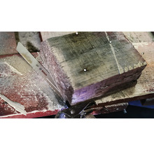 Holzstück mit Metallsäge und Bosch Logo.