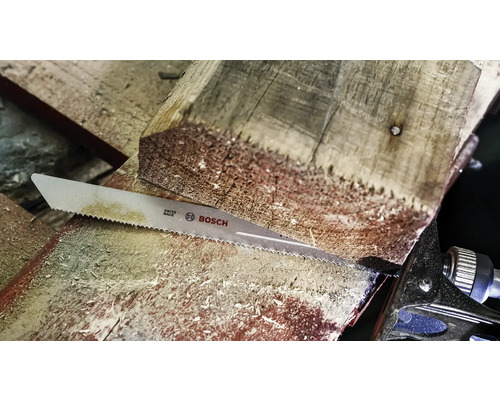 Bosch Säbelsägeblatt beim Sägen von Holz