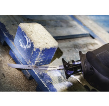 Säbelsäge beim Schneiden eines Holzblocks mit einem Bosch Sägeblatt für Palettenreparatur.