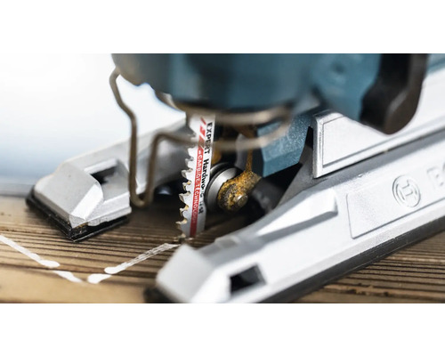 Nahaufnahme einer Stichsäge beim Schneiden von Holz