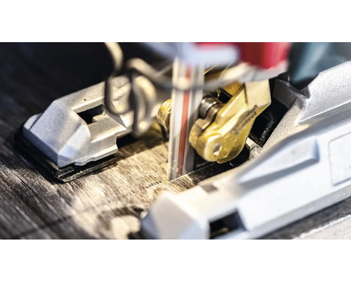 Nahaufnahme einer Stichsäge beim Schneiden von Holz