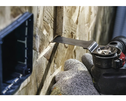 Oszillierendes Multifunktionswerkzeug im Einsatz an einer Holzplatte