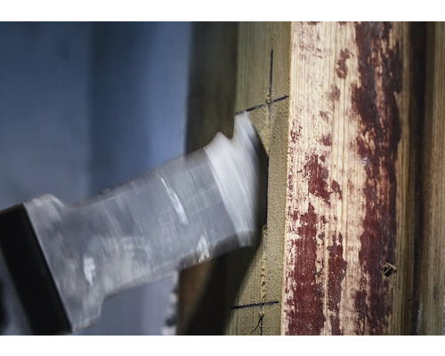 Axt beim Bearbeiten eines Holzstücks