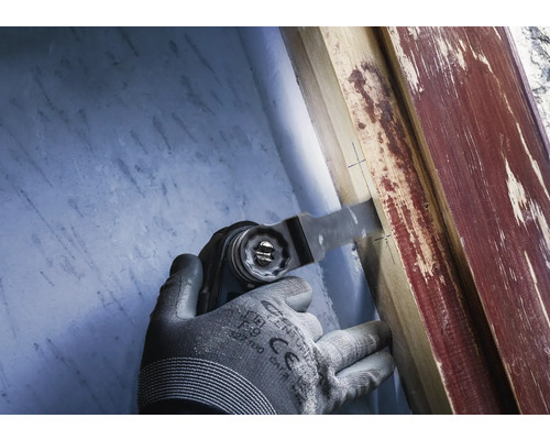 Oszillierendes Multifunktionswerkzeug im Einsatz an einem Holzrahmen