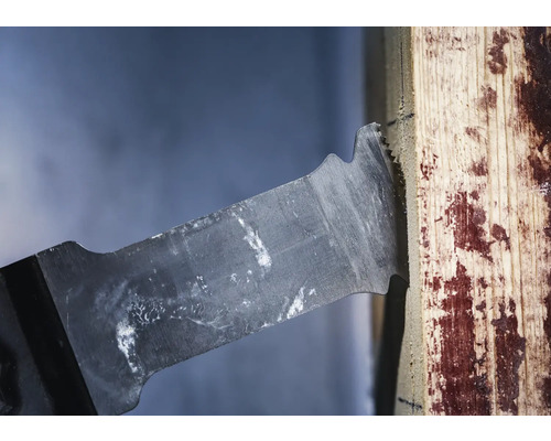 Fuchsschwanzsäge schneidet ein Holzbrett