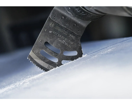 Bosch Logo Multifunktionswerkzeug Sägeblatt im Einsatz