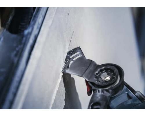 Oszillierendes Elektrowerkzeug schneidet in eine Oberfläche.