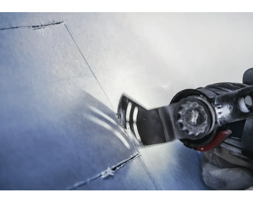 Oszillierendes Werkzeug schneidet Material