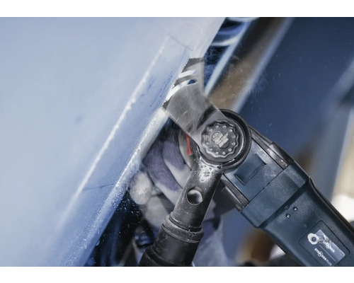 Multifunktionswerkzeug beim Schneiden eines Werkstücks.