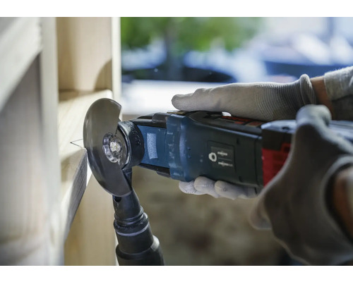 Multifunktionswerkzeug im Einsatz zum Schneiden von Holz