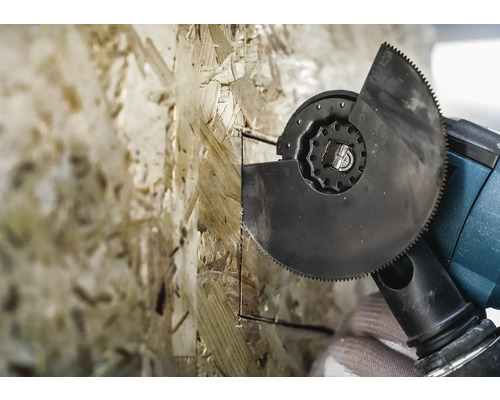 Oszillierendes Multifunktionswerkzeug im Einsatz an einer Holzplatte