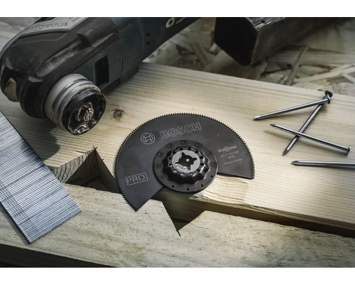 Bosch Sägeblatt für Multifunktionswerkzeug, Holznägel und Klammern auf Holzgrund